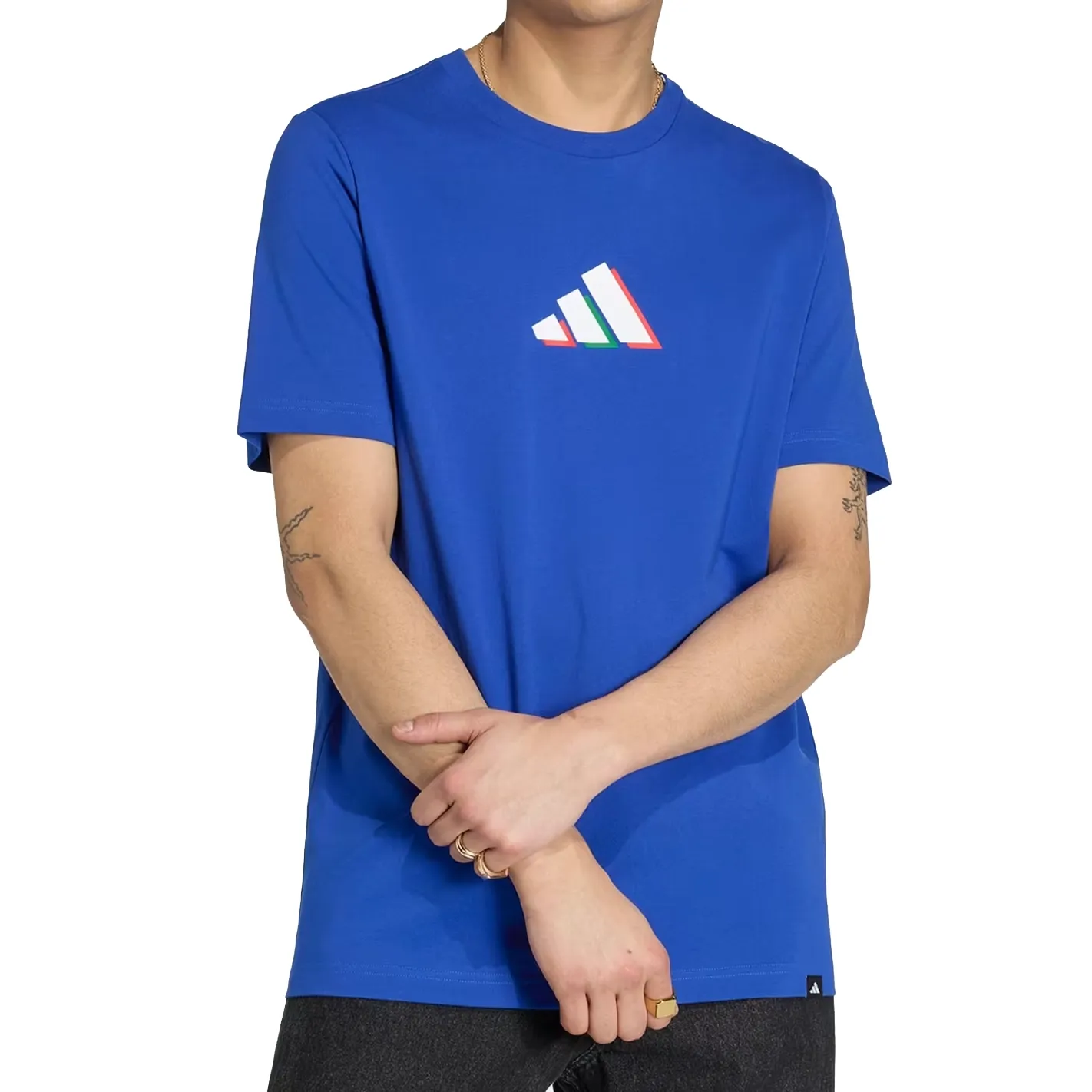 Camiseta Adidas Itália Azul Copa 2026 Masculina com logo Adidas branco e verde, destacando o design esportivo e cor azul vibrante